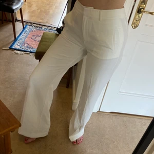Vita kostymbyxor  - Tunna superfina kostymbyxor i vitt från Stockhlm i storlek 36. Sparsamt använda och inga anmärkningar. Skickar gärna fler bilder i PM!🤍