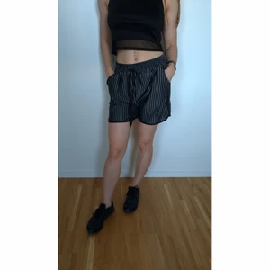 Randiga shorts - Randiga sommarshorts. Oanvända, så i nyskick. Säljer då dem är lite för stora för mig. Står ingen storlek på dem, men dem uppskattas till M/L, då dem är ganska stretchiga. 