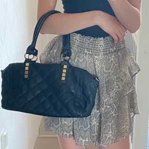 Väska - Cool väska med nitar, tillkommer ett längre band.