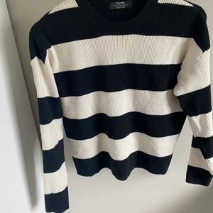 Tröja, bershka - Tröja ifrån bershka, använd 6-8 gånger. Storlek xs. Nypris 299 kr, mitt pris 99 kr + frakt