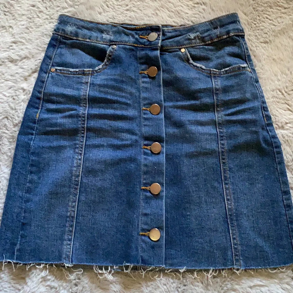 Mörkblå jeanskjol från Gina Tricot i storlek 34. Lite slitningar vid fickorna, kjolen är gjord så. Bara testad ett fåtal gånger. . Kjolar.