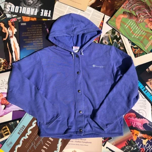 HOODIE ISH!! 💿💿 - Säljer en över ball vintage Champion tröja!                                                                  -Tröjan är i bra vintage skick, det finns små fläckar, kan skicka bild om det önskas och det är reducerat i priset. Från tidigt 00-tal. Storlek L och fits Xs. Det är bara att skriva om du undrar något, läs gärna bio innan dock!! 💜✌🏻