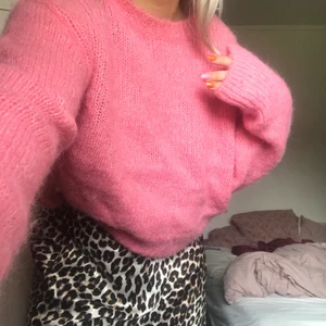 Rosa stickad tröja - Stickad tröja som är köpt på HM, skitsnygg men har slutat ha på mig färg i stortsätt....