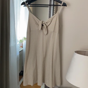 Klänning  - Jättefin sommarklänning från Gina. Använd cirka 3 gånger. Passar i storleken och det är storlek M. Perfekt för sommaren. Sval och skön i tyget. 