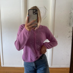 Kofta  - Asball kofta med glitter från Åhléns. Sitter som en S. Har ett litet hål i sig men inget man tänker på. Köparen står för frakten. 