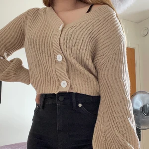 Beige stickad kofta - En beige stickad kofta som aldrig är använd! Säljs pga att jag inte tycker att jag passar i den. Lite lite kortare i magen och den är från Shein i storlek S🤪