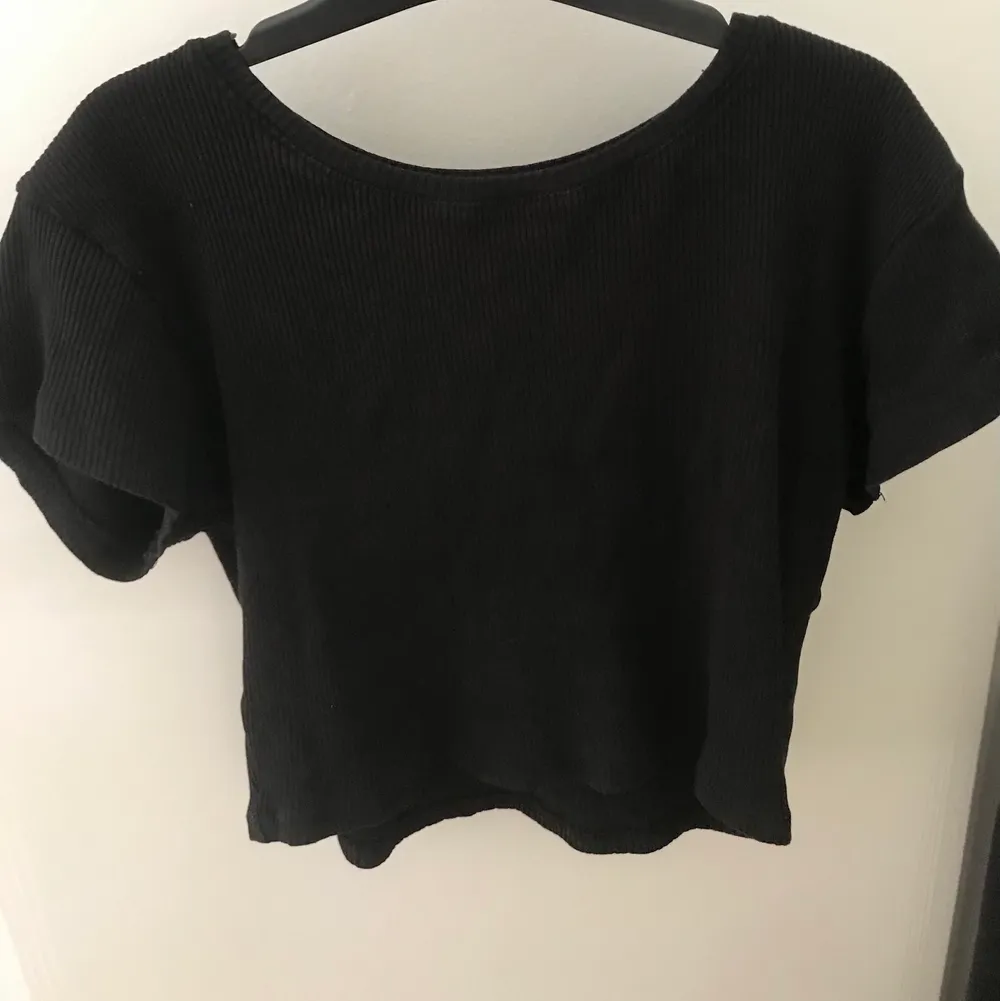 Säljer denna svart croppade t-shirten, då den inte längre kommer till användning. Plagget är ganska använt men det syns inte. Inga fläckar, hål eller liknande💕 Priset är inklusive frakt💕. Toppar.