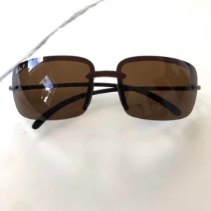 Ray-Ban solglasögon - Begagnade äkta Ray-Ban solglasögon som endast är använda 1-2 tillfällen av mig och är i väldigt bra skick. Inköpspris drygt 1000kr. Fodral tillkommer ej. Hör av er om ni undrar något 🌼