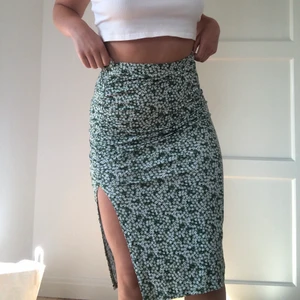 Kjol med slits - Kjol från Monki. Strl S. SUPERFIN och endast använd sparsamt. NY ANNONS PGA OSERIÖS KÖPARE! 