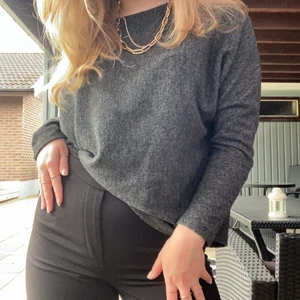 TRÖJA - Säljer denna superfina tröjan i storlek SMALL för endast 80kr + frakt! Detta är ett perfekt basplagg som går att styla på många olika sätt samt matcha med många olika accessoarer och kläder! Skicket på tröjan är fint, använd ett fåtal gånger. Hör gärna av dig om du har någon fråga eller är intresserad 🤎