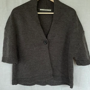 Kortärmad kofta  - Kortärmad stickad kofta med en knapp från Part Two strl M