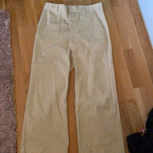 byxor från Drdenim 💖 - Byxor i bra skick, använda max 3 gånger 💖 lite kortare i benen alltså perfekt nu till sommaren eller snyggt till höga skor 💖 köparen står för frakten 🚛