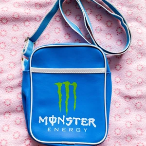 Monster energy väska - Monster Energy väska, köparen står för frakt❤️ har några fläckar på insidan av facket, inget märkbart från utsidan och inget sönder❤️ den är ungefär 25x20 cm stor❤️