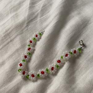 Gör hemmagjorda armband i olika färger och former❤️ röda,vita & gröna glaspärlor med silverspänne 30kr inklusive frakt ❤️