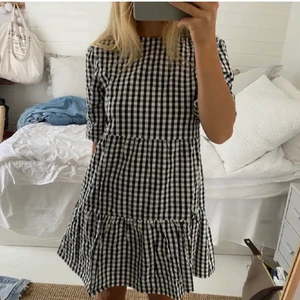 Rutig klänning  - Säljer denna fina klänning. Perfekt nu till sommaren. HELT SLUTSÅLD FÖRST TILL KVARN!  Frakt jag tillkommer på 45kr. Stl 164 vilket motsvarar xs