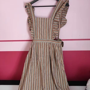 Förkläde gammaldags - Gulligt förkläde i gammaldags stil. S-M i storleken. Nästan helt oanvänd. Hund finns i hemmet.