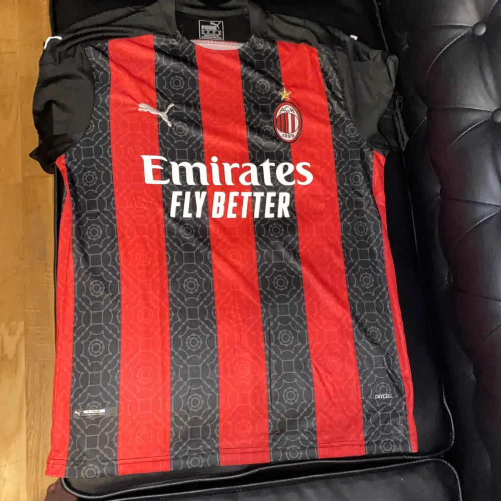 Milan tröja från säsongen 2020/2021 storlek Xl men passar ochså M använd tre gånger.. T-shirts.