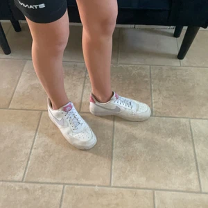 Ett par Nike air force i storlek 39 - Dem är knappast använda och kommer aldrig bli mer använda heller. Så känner att jag vill bli av med dem. Köpte dem för 1100 så tänkte sälja dem mellan 300/400