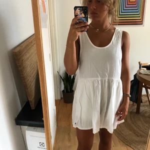 Byxdress Billabong  - Vit byxdress från Billabong i storlek 36-38. Inga fläckar och i mycket fint skick. Fickor på shortsdelen. Superskön nu i sommar!