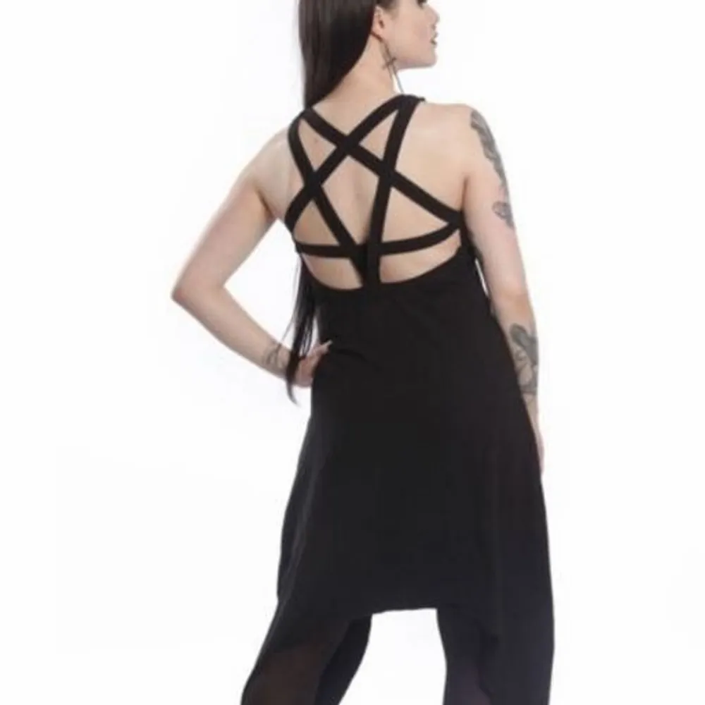 Svart klänning med pentagram på ryggen. Storlek S. Märke Vixxsin. https://public.fotki.com/Demona/closet/. Klänningar.