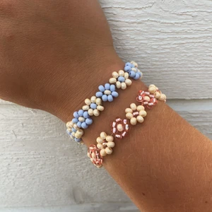 Armband, blommor  - Armband jag gjort själv som passar super bra nu på sommaren🌸🥰 Färg (om den färg finns) och storlek får man välja själv😆