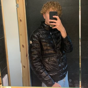 Moncler dunjacka - ”Delon” storlek 1/S  - Säljer denna fina jacka från Moncler! Storlek 1 vilket motsvarar S. Se första bilden för passform på mig som är 183cm. Tar inte emot skambud! Gratis frakt (spårbart). 