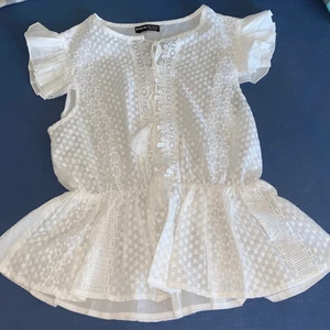 Blus/tröja - Jag säljer denna fina blus/tröja från Shein. Den är helt ny då jag bara testade den efter jag köpte den men den passade inte mig, har aldrig använt den bortsätt från att jag testat den, Den är fin, sitter skönt och passar väldigt bra nu till sommaren. Den är tunn och skön och inte alls så mycket genomskinlig, Den är inte urinerad utan sitter fast hela vägen där framme, den går att knyta där framme oxkså men det gör ingen skillnad längst bröstet/magen eller vad man ska säga. Kontakta mig för fler bilder och pris kan alltid diskuteras💞