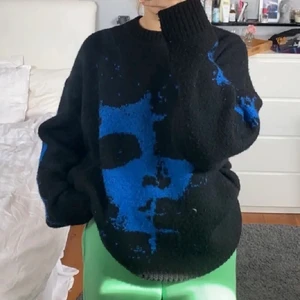 Cool tröja - Supercool tröja från weekday som är slutsåld, nypris 500. Sparsamt använd. Passar från storlek Xs-L🤩 (lånad bild)