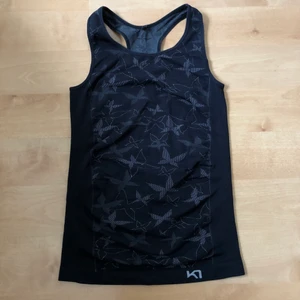 Kari Traa träningslinne - Säljer ett träningslinne från Kari Traa i en tight modell. Kontakta mig om du har frågor eller är intresserad 🥰 Köparen står för frakt! 