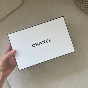 Låda från chanel  - Låda från Chanel i perfekt skick. Superfin inredningsdetalj🤍