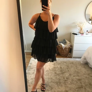 Svart klänning - Fin svart klänning i storlek XS