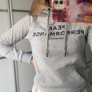 Hoddie från Peak Performance - Grå Peak Performance hoddie i stl xs. Bara använd ett fåtal gånger. Köpt från kidsbrandstore för 700, säljer nu för 150. Köparen står för frakten.