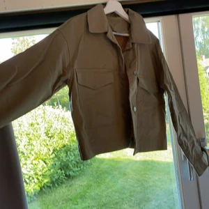 Olivgrön jeansjacka - Supersnygg jacka som jag tyvärr måste sälja för jag har två snarlika 🥰🥺