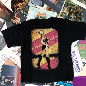T-SHIRT!! 💿💿 - Säljer denna tour merchen från Pinks world tour; The funhouse summer carnival tour 2010 där hon spelade i Göteborg. Tröjan är i grymt skick, trycket är slitet men det är enbart något som gör tröjan snyggare. Tröjan är L och passar något mindre. Skriva bara om du undrar något! ORD: 199kr 💫✌🏻🌱