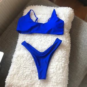 Bikini - Säljer denna riktigt snygga bikinin då den tyvärr inte kommer till användning! Toppen är i storlek M och botten storlek XS. Aldrig använd!