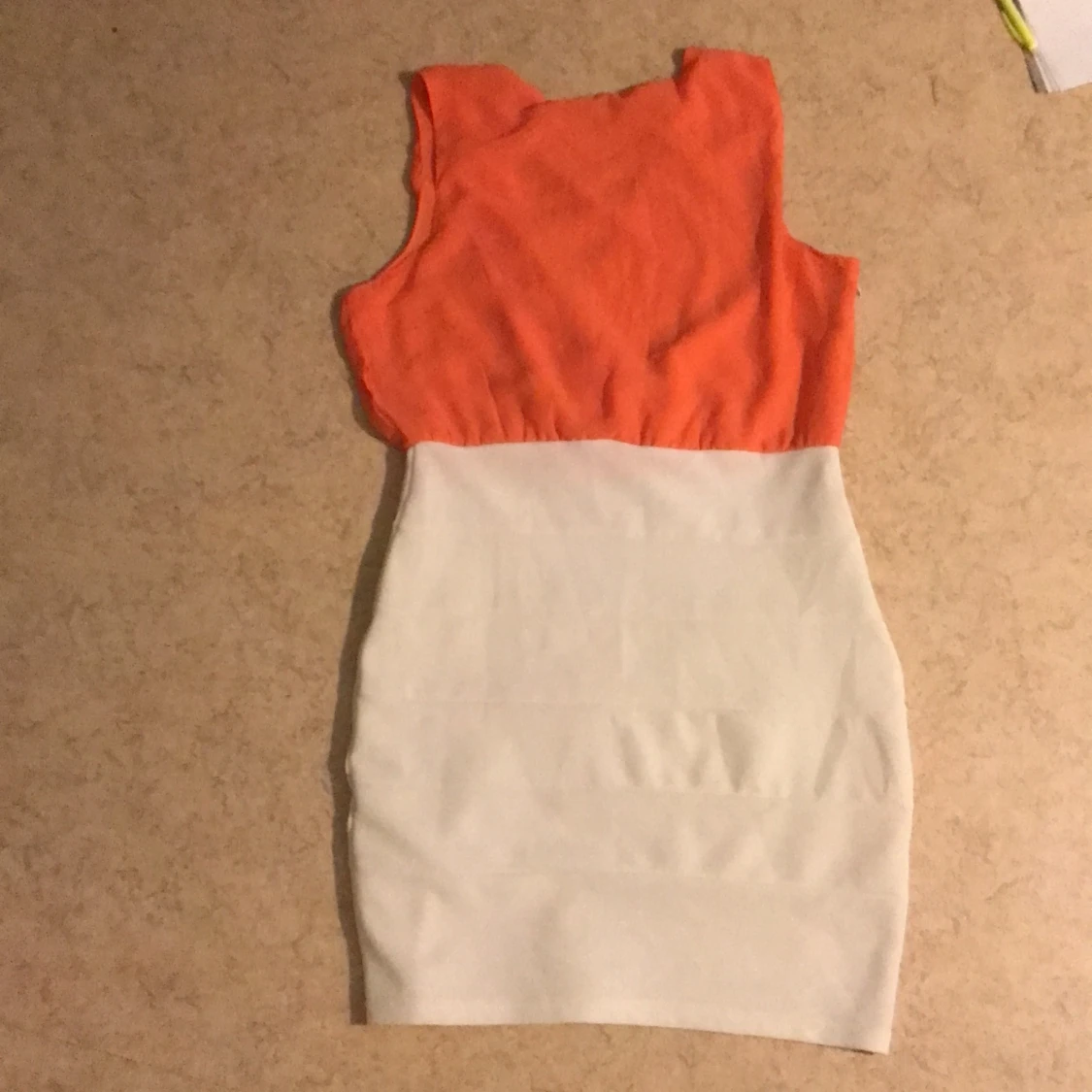 Klänning i vitt och persika  - 90