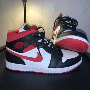Air Jordan Mid White/ Gym red/black🕹Storlek 44,5 - Finns i flera storlekar
