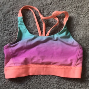 En fin tränings topp. 🌈 - Tränings topp, skön och fin. från H&M. (kontakta först)