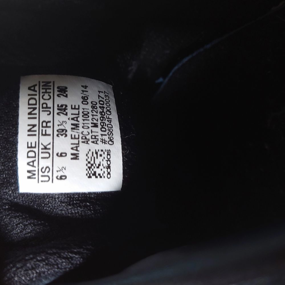 Adidas sneakers i jättefint begagnad skick. Mockalikt material. Storleken motsvarar 38/39🍀. Skor.