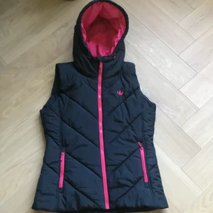 Adidas väst med huva - Mörk blå adidas väst med huva i bra skick💕