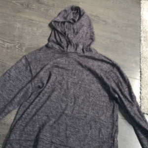 Hoodie  - Bra skick. Säljer för den är för liten