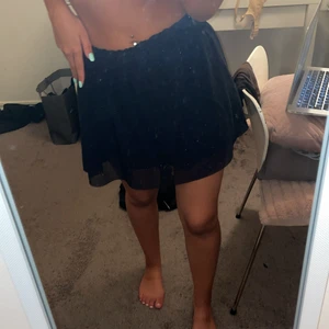 Glittrig zara kjol - Säljer denna Zara kjol! Svår att få tag på är nästans slutsåld överallt! 