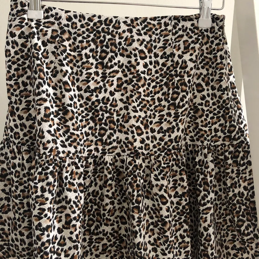 En jättefin leopard volangkjol i strl 38 från nelly. Så skön och luftig, går snabbt att sätta på och är inte genomskinlig! Snabbaffär önskas. Säljer för 100kr, köparen står för frakten. Hör gärna av dig om du har några funderingar eller vill se kjolen på💗. Kjolar.