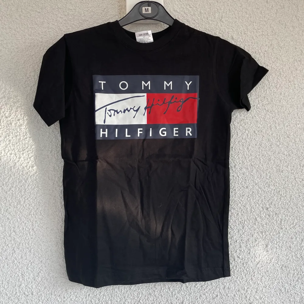 En Tommy hilfiger T-shirt (fake) i stl xs. T-shirts.