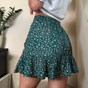 Grön blommig kjol - Supergulliga grön blommig kjol från Shein. Säljer pågrund av att jag inte använder den. 70kr + frakt