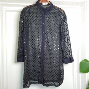 Transparent blus - Transparent längre skjortblus med prickar av typ lack! Väldigt originell🍀