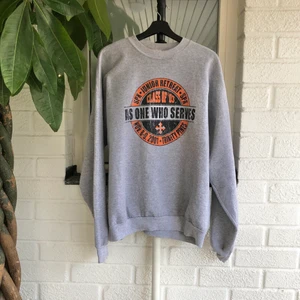 Vintage Sweatshirt - Vintage Sweatshirt. Person på bilden är 189cm lång. Hör av dig om du har några frågor eller vill ha fler bilder/mått på plagget ✌🏼