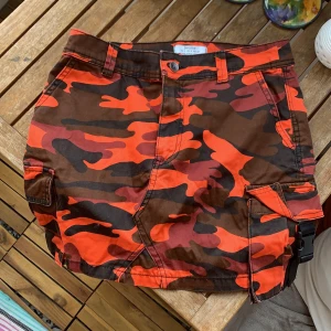 kjol - Cargo-kjol i sjukt snygga färger! Använd nån gång eller två bara, från bershka! stora fickor på dessutom!