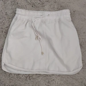 Vit kjol - Vit kjol från bikbok i typ mjukis matrial. Typ som mjukisbyxor fast i kjol form ;)