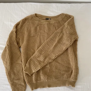 Stickad tröja  - En stickad tröja som sitter superfint från Bohoo. Storlek S men passar även en som när storlek M. Pris: 80kr. Kan mötas upp i Halmstad eller Kalmar annars står köparen för frakt. 